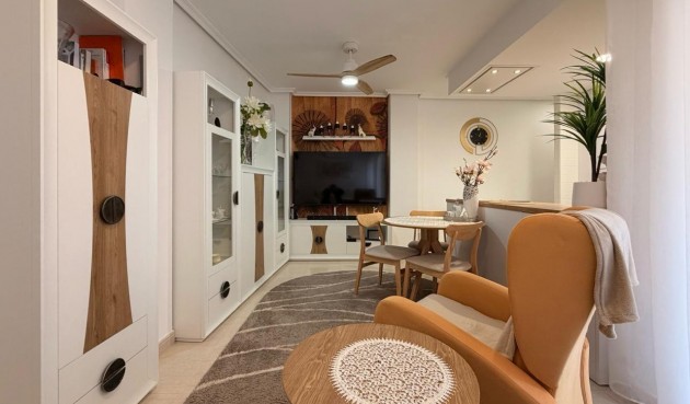 Apartment - Återförsäljning - Torrevieja - BO-65683