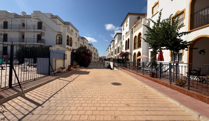 Återförsäljning - Apartment -
Orihuela - Inland