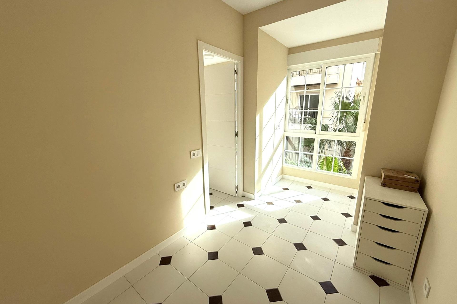 Återförsäljning - Apartment -
Torrevieja - Centro