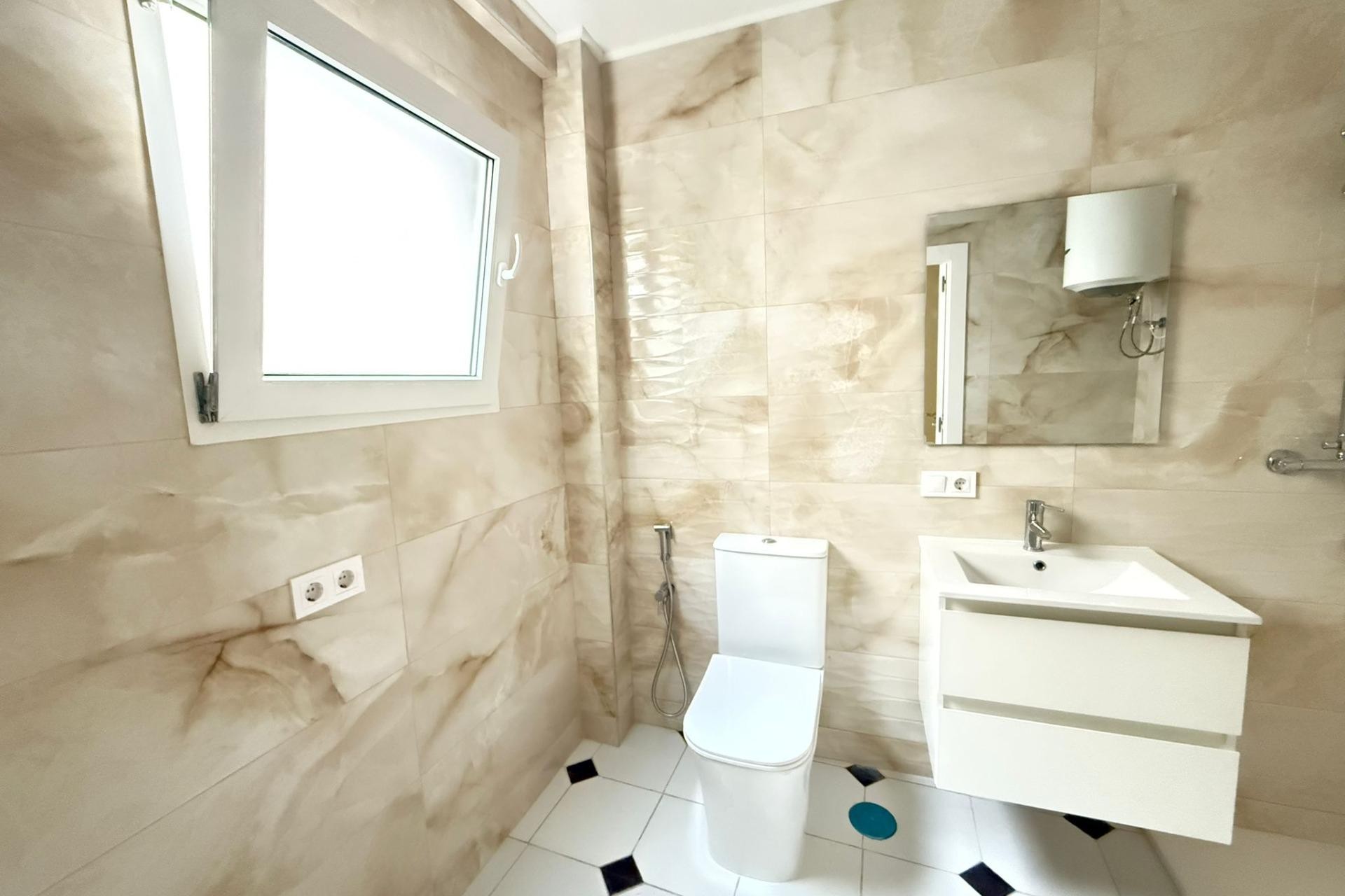 Återförsäljning - Apartment -
Torrevieja - Centro