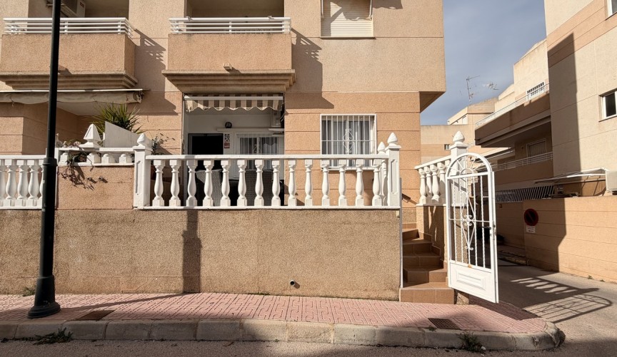 Återförsäljning - Apartment -
Torrevieja - Urb. Calas Blancas III