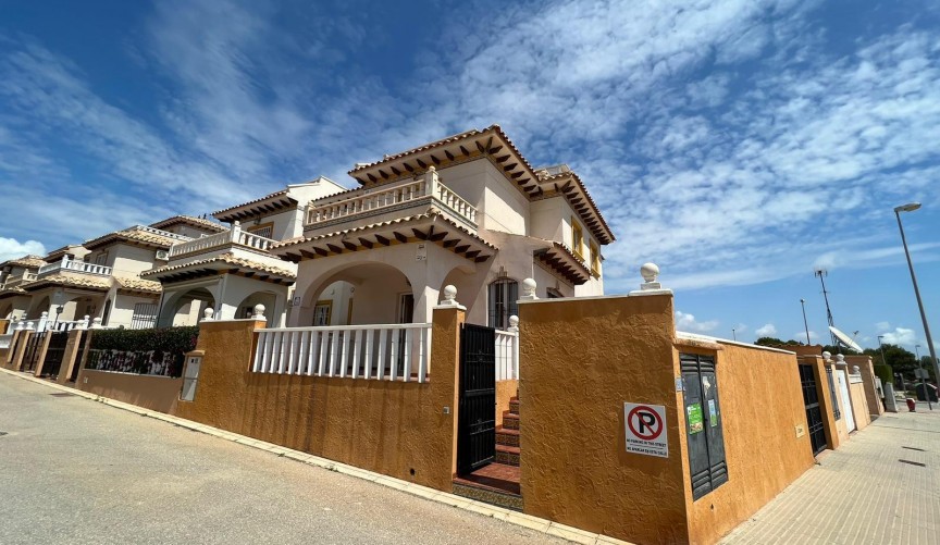 Återförsäljning - Quad House -
Orihuela Costa - Montezenia