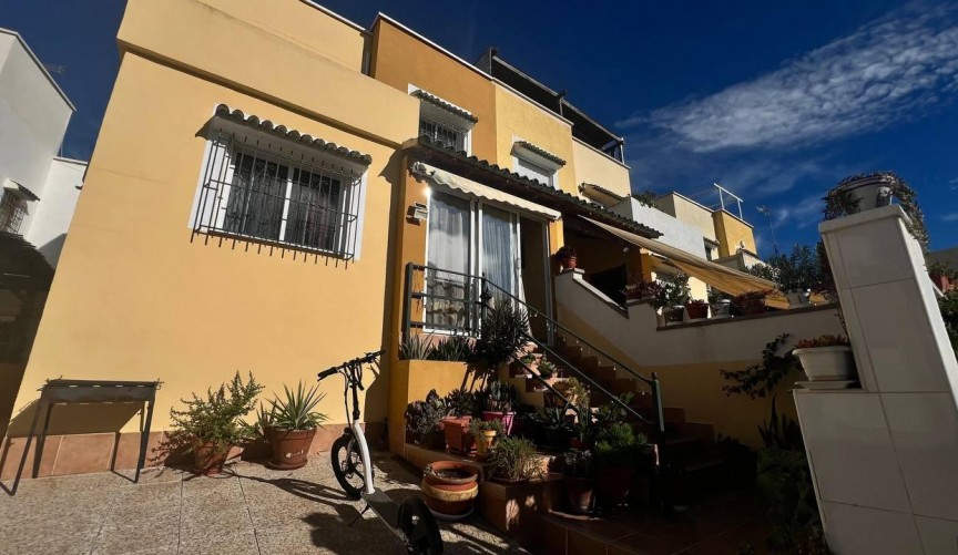 Återförsäljning - Town House -
Orihuela Costa - Los Almendros-la Florida