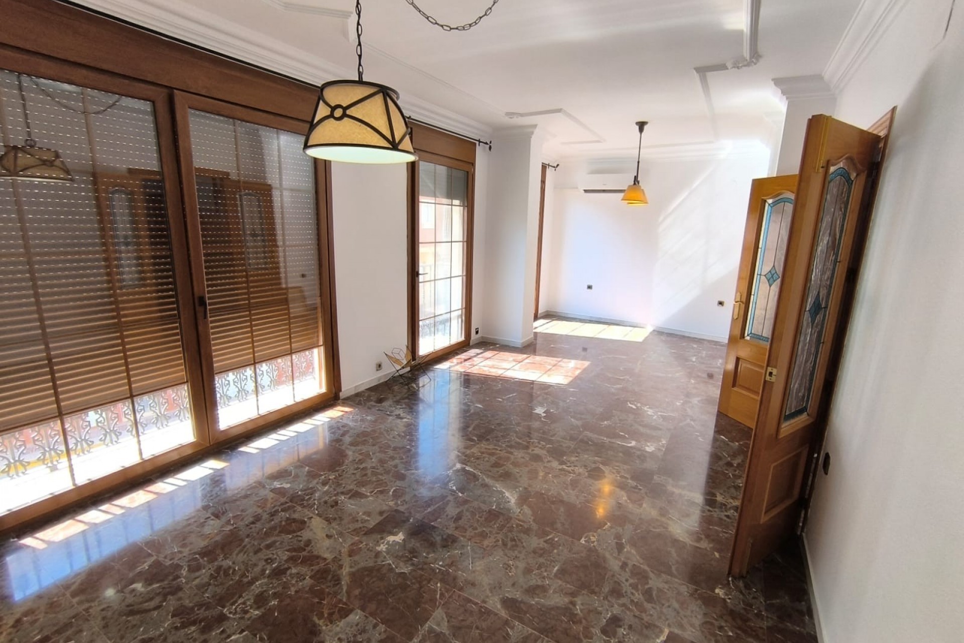 Återförsäljning - Town House -
Sax - Inland