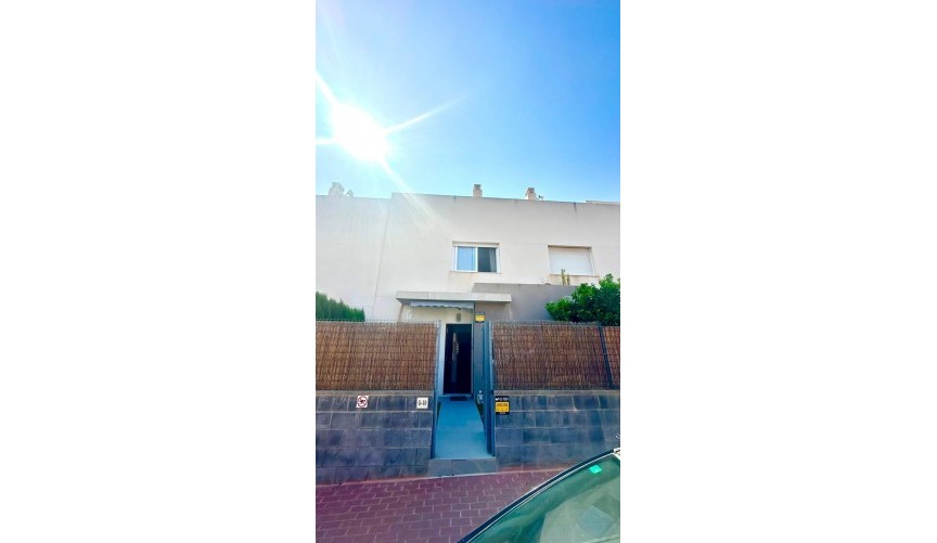 Återförsäljning - Town House -
Torrevieja - aguas nuevas