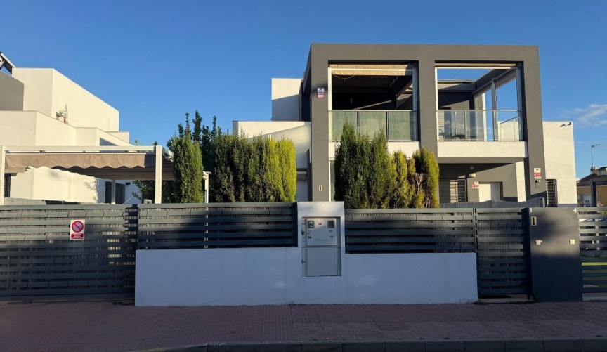 Återförsäljning - Town House -
Torrevieja - aguas nuevas