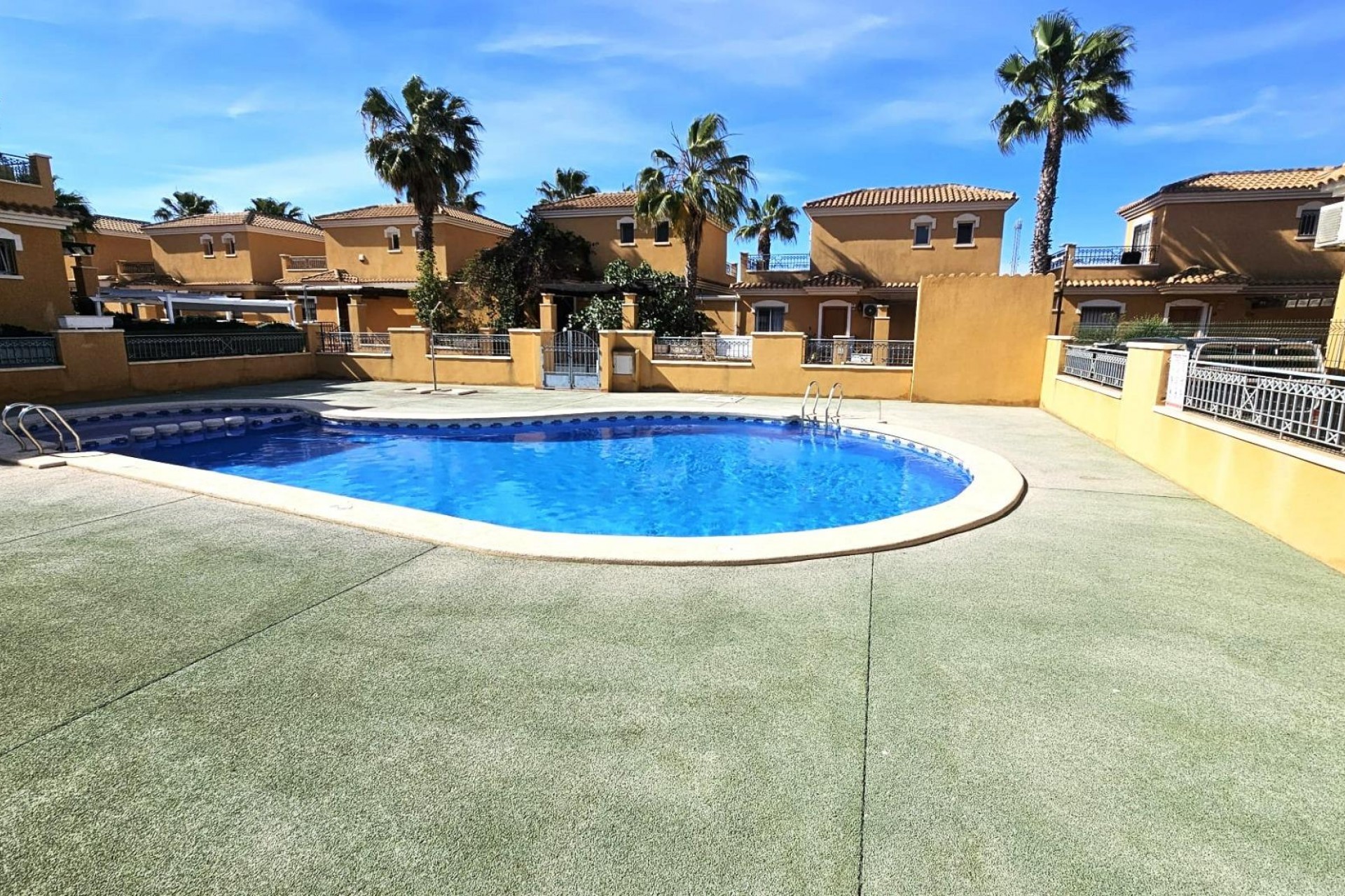 Återförsäljning - Town House -
Torrevieja - Sector 25