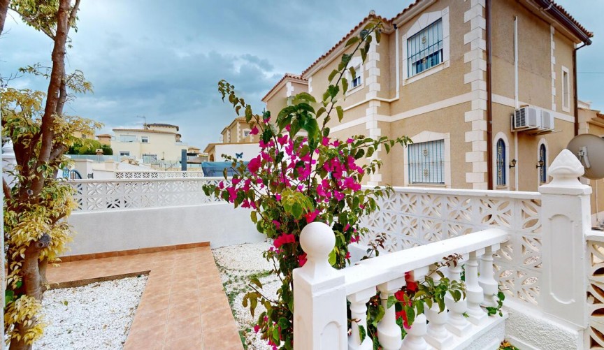 Återförsäljning - Town House -
Villamartin - Costa Blanca