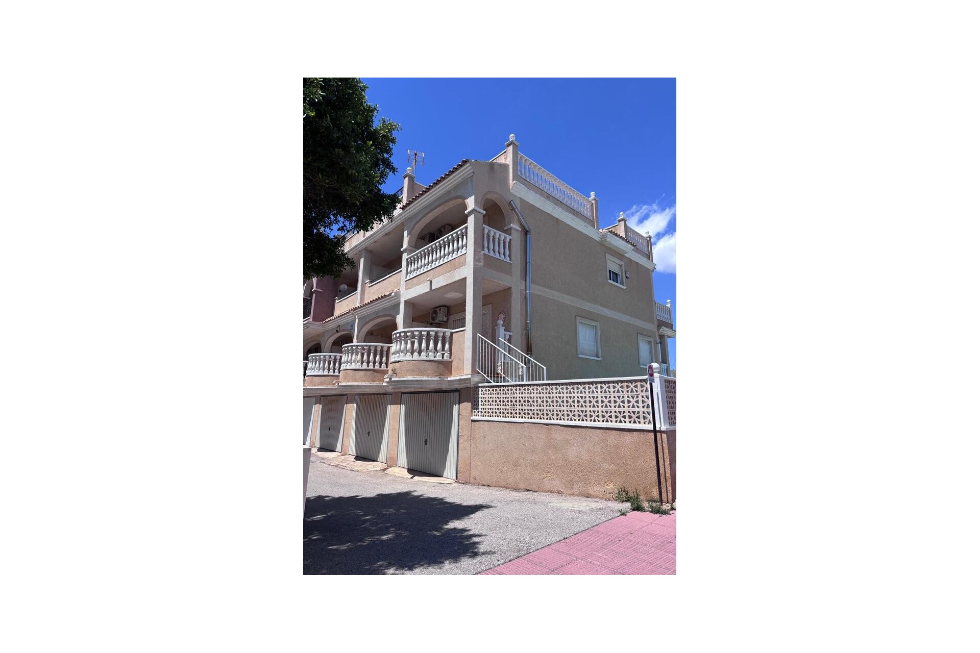 Återförsäljning - Town House -
Villamartin - Costa Blanca