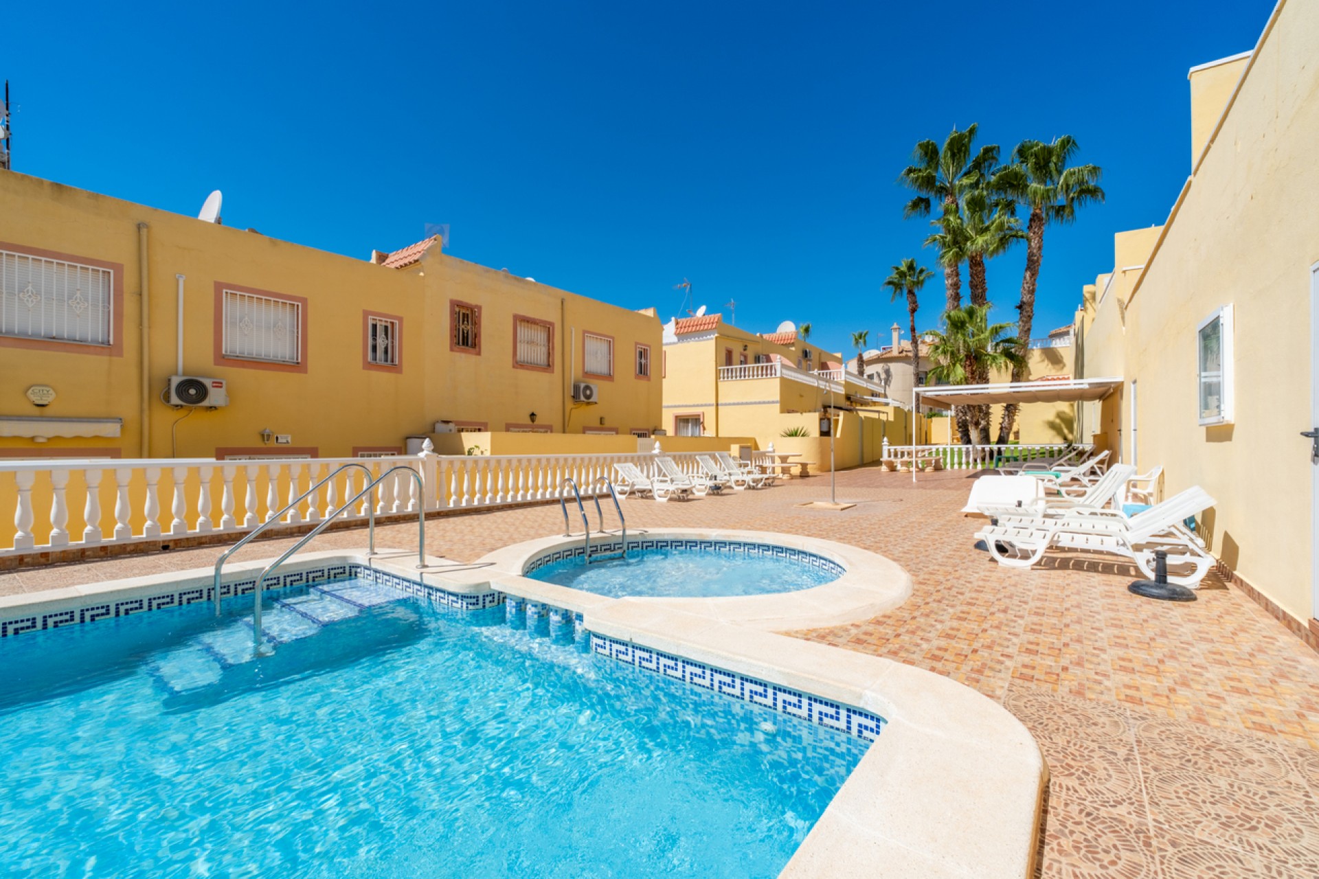 Återförsäljning - Town House -
Villamartin - Costa Blanca