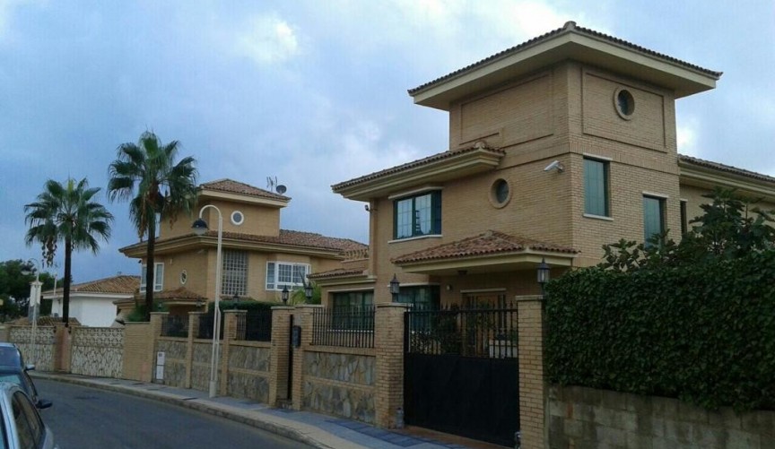 Återförsäljning - Villa -
Benidorm - Costa Blanca