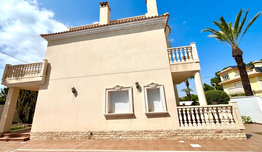 Återförsäljning - Villa -
Cabo Roig - Costa Blanca