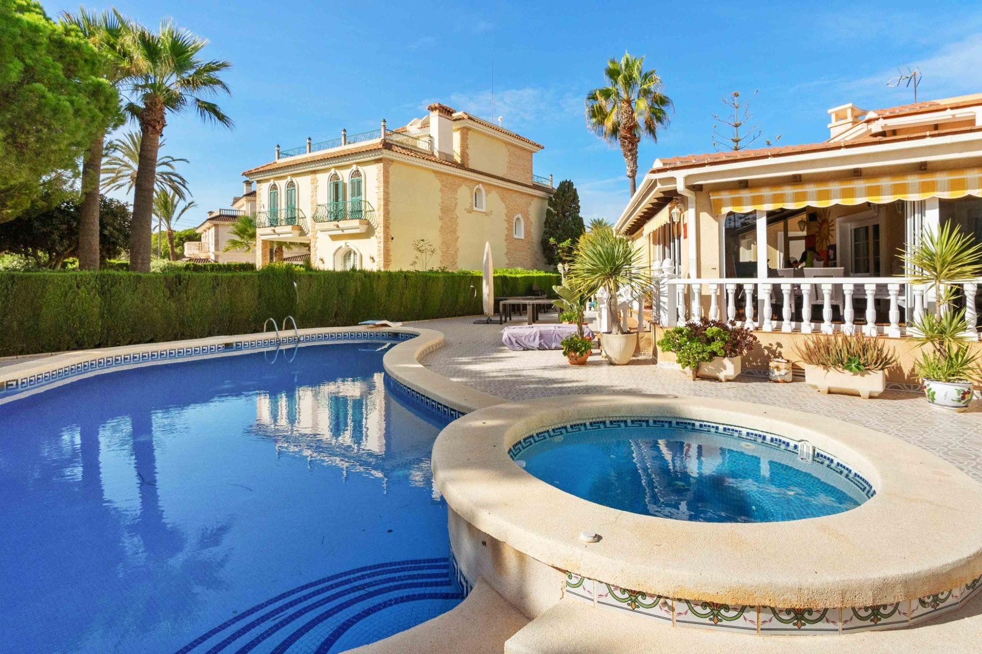 Återförsäljning - Villa -
Cabo Roig - Muy Cerca De La Playa