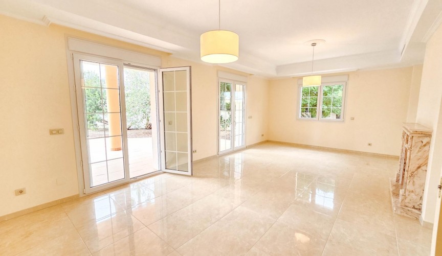 Återförsäljning - Villa -
Cabo Roig