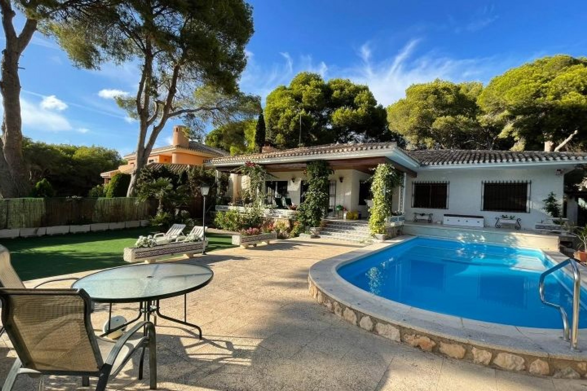 Återförsäljning - Villa -
Campoamor - Costa Blanca