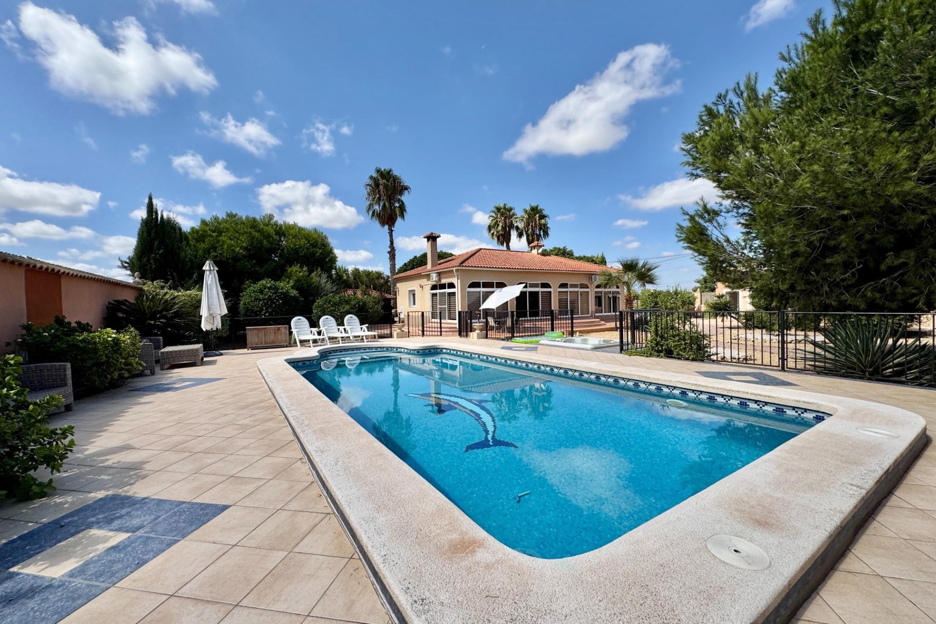 Återförsäljning - Villa -
Dolores - Cmno. Escorredor