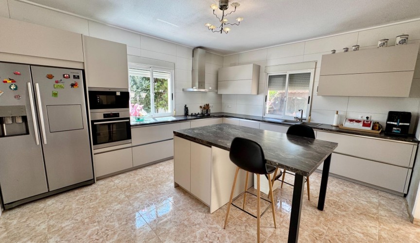 Återförsäljning - Villa -
Dolores - Cmno. Escorredor