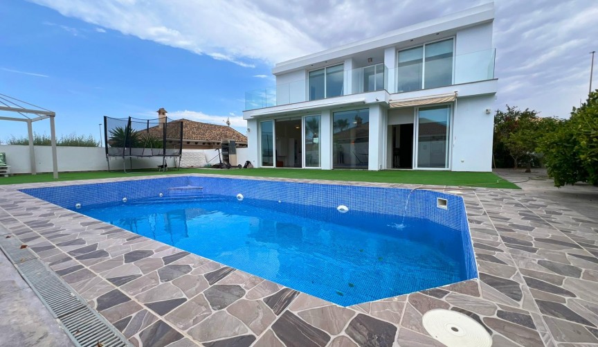 Återförsäljning - Villa -
La Marina - Costa Blanca