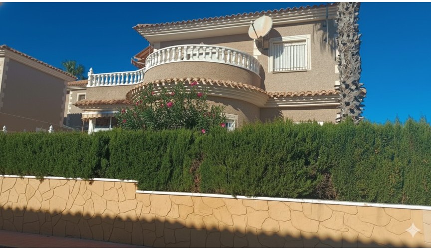 Återförsäljning - Villa -
Los Altos - Costa Blanca