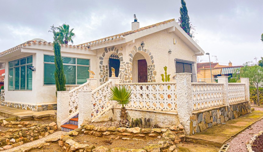 Återförsäljning - Villa -
Los Balcones - Costa Blanca