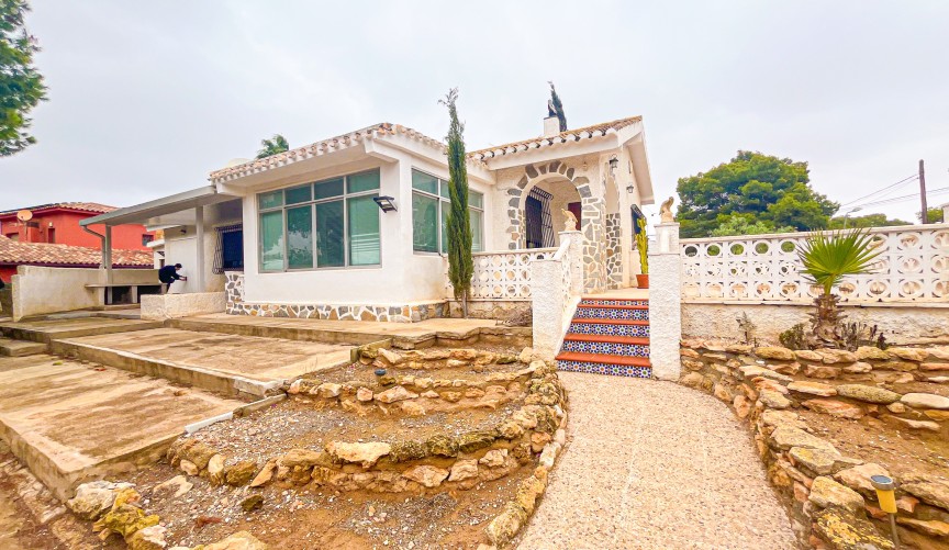 Återförsäljning - Villa -
Los Balcones - Costa Blanca