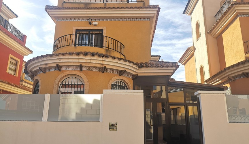 Återförsäljning - Villa -
Los Montesinos - Costa Blanca