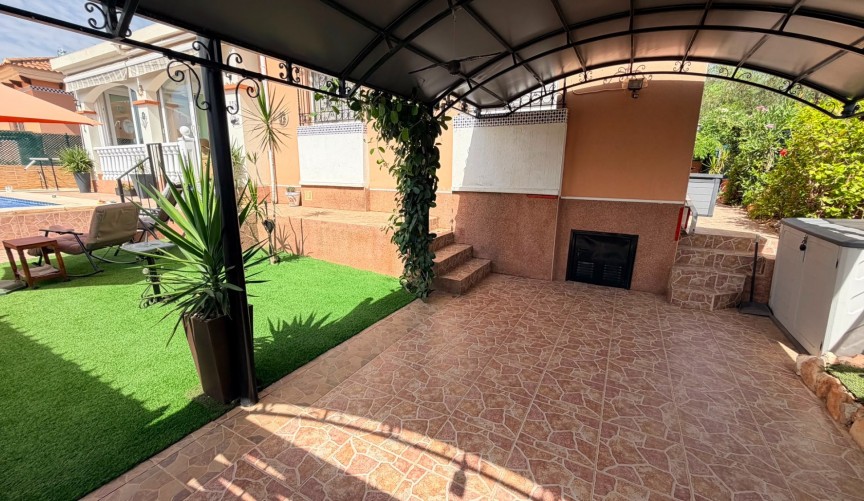 Återförsäljning - Villa -
Los Montesinos - Costa Blanca