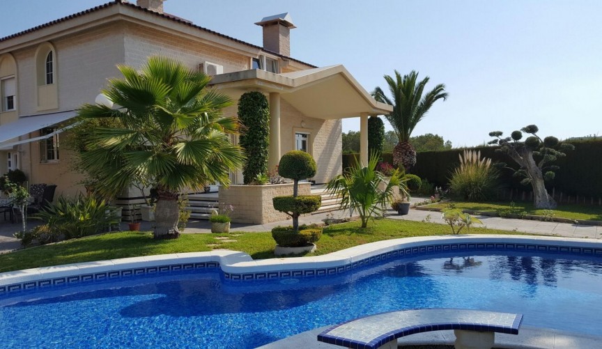 Återförsäljning - Villa -
Mil Palmeras - Costa Blanca