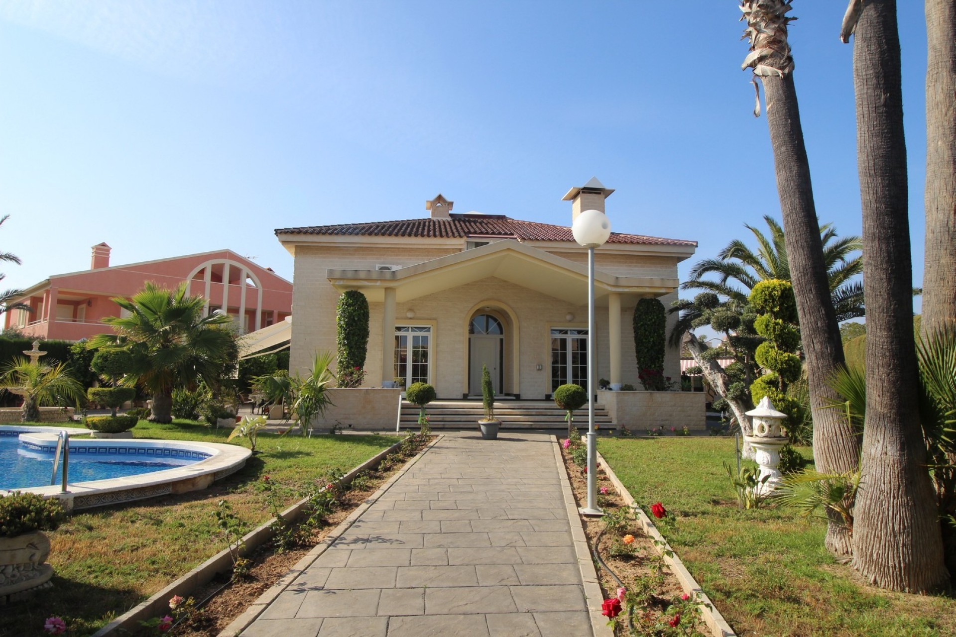 Återförsäljning - Villa -
Mil Palmeras - Costa Blanca