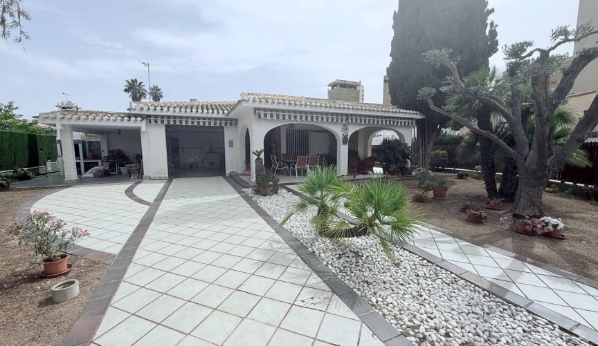 Återförsäljning - Villa -
Orihuela Costa - Campoamor