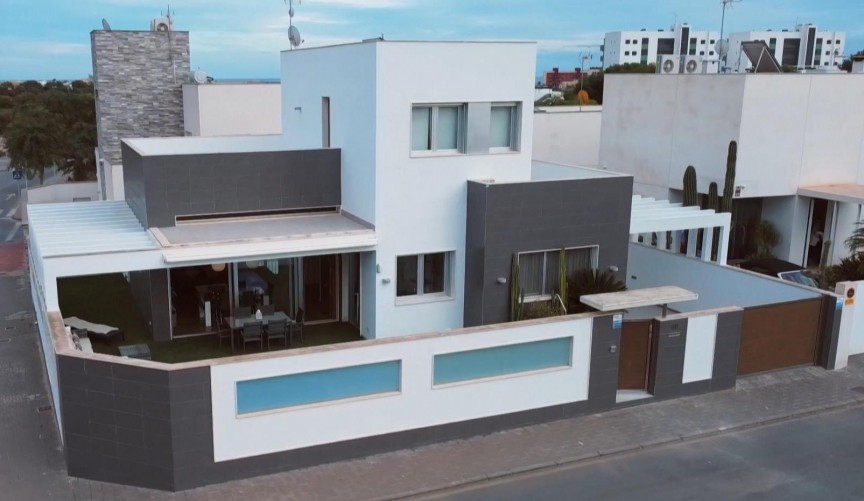 Återförsäljning - Villa -
Orihuela Costa - Costa Blanca