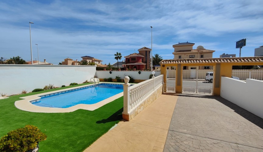 Återförsäljning - Villa -
Orihuela Costa - Costa Blanca