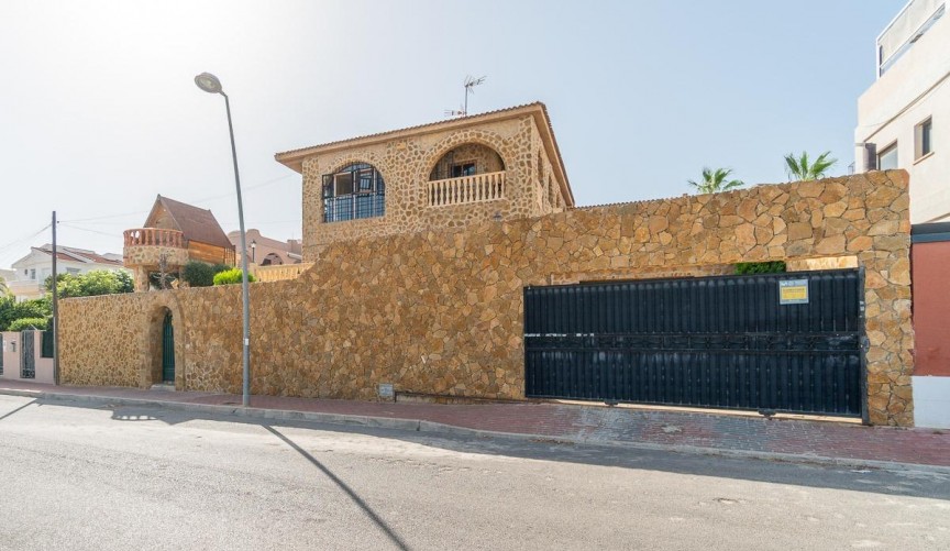 Återförsäljning - Villa -
Orihuela Costa - Los Balcones