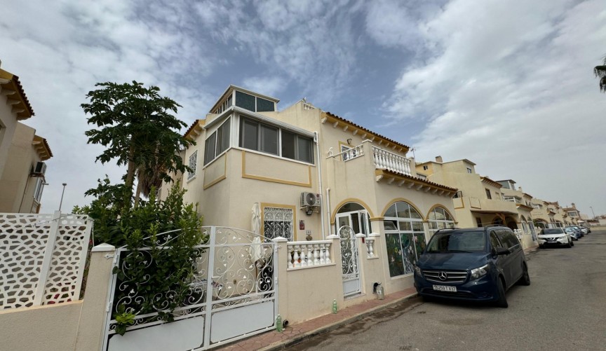 Återförsäljning - Villa -
Orihuela Costa - Los Dolses