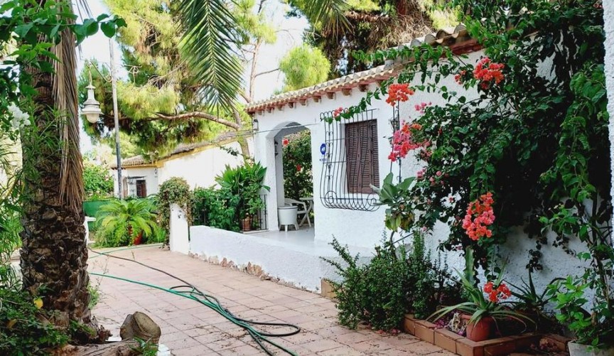 Återförsäljning - Villa -
Orihuela Costa - Punta Prima