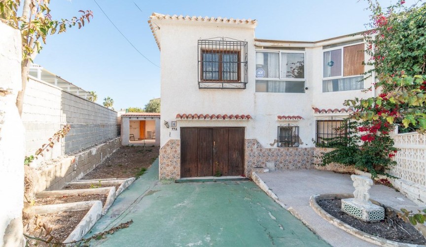 Återförsäljning - Villa -
Orihuela Costa - Punta Prima