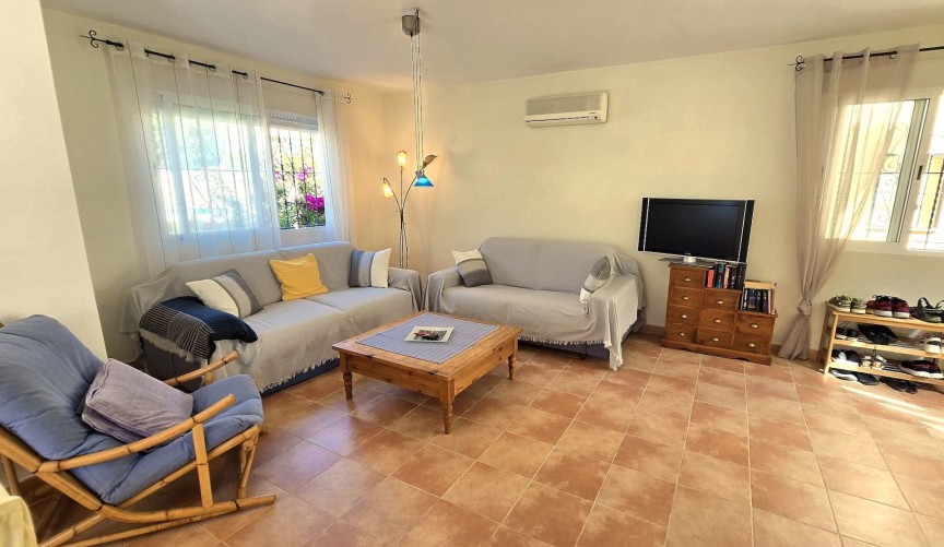 Återförsäljning - Villa -
Orihuela - Inland