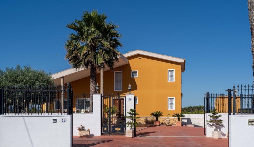 Återförsäljning - Villa -
Orihuela - Inland