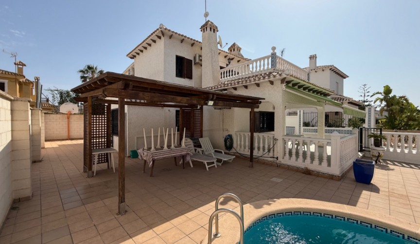 Återförsäljning - Villa -
Orihuela - Inland