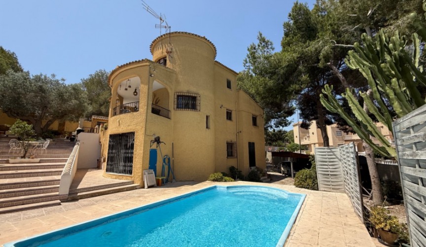 Återförsäljning - Villa -
Orihuela - Inland