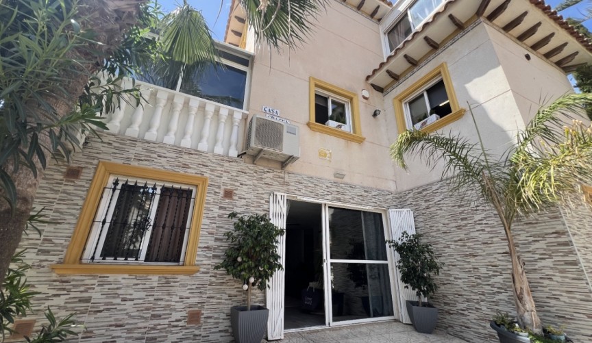 Återförsäljning - Villa -
Orihuela - Inland