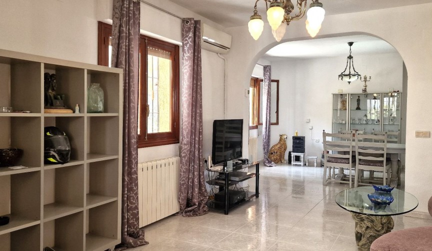 Återförsäljning - Villa -
Orihuela - Inland