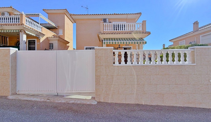 Återförsäljning - Villa -
Orihuela - Inland