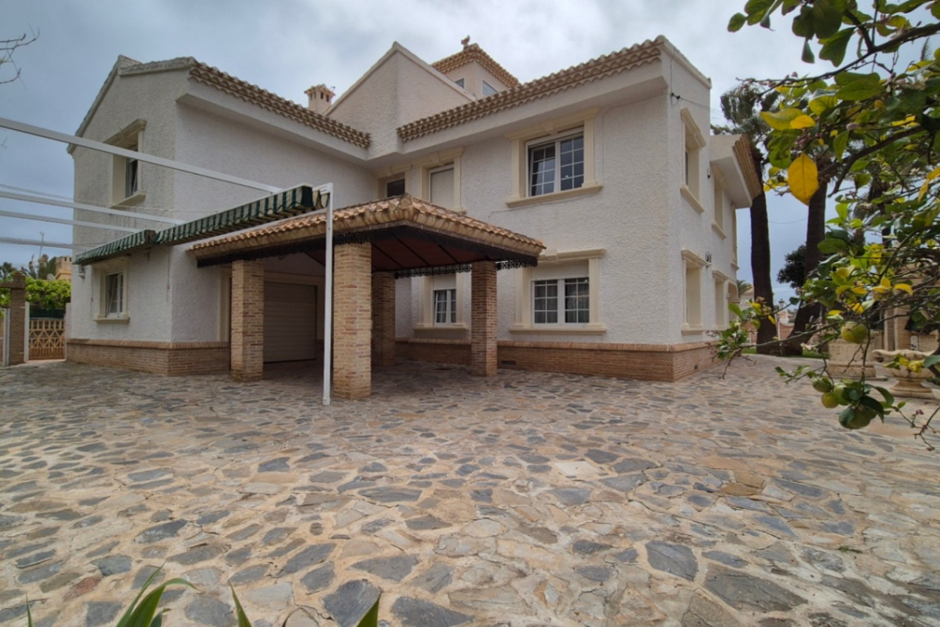 Återförsäljning - Villa -
Orihuela - Inland