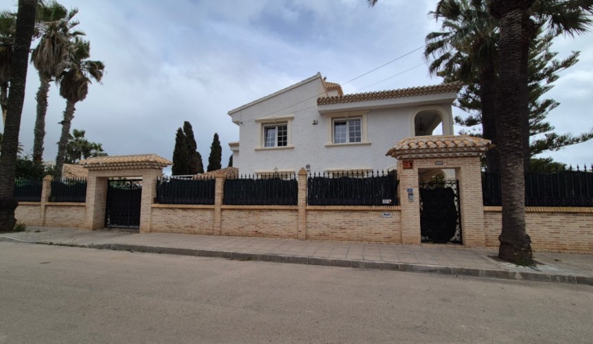 Återförsäljning - Villa -
Orihuela - Inland