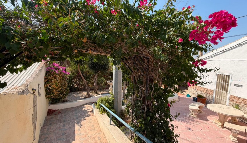 Återförsäljning - Villa -
Orihuela - Inland