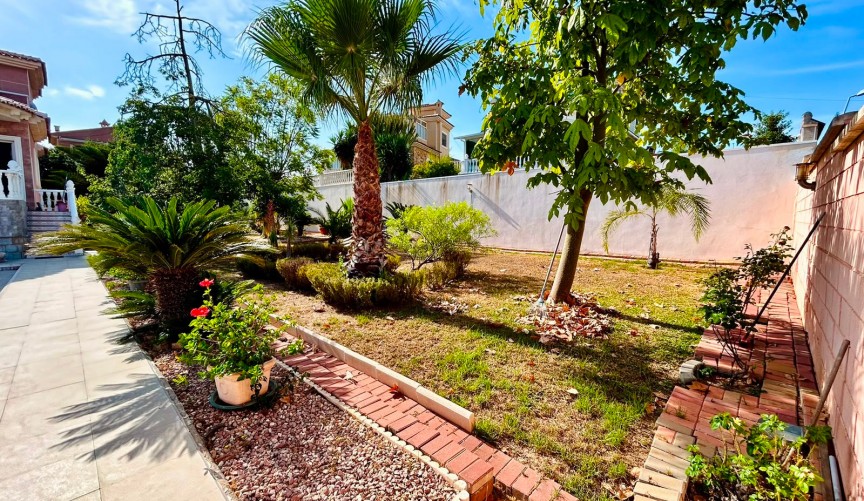 Återförsäljning - Villa -
Orihuela - Inland