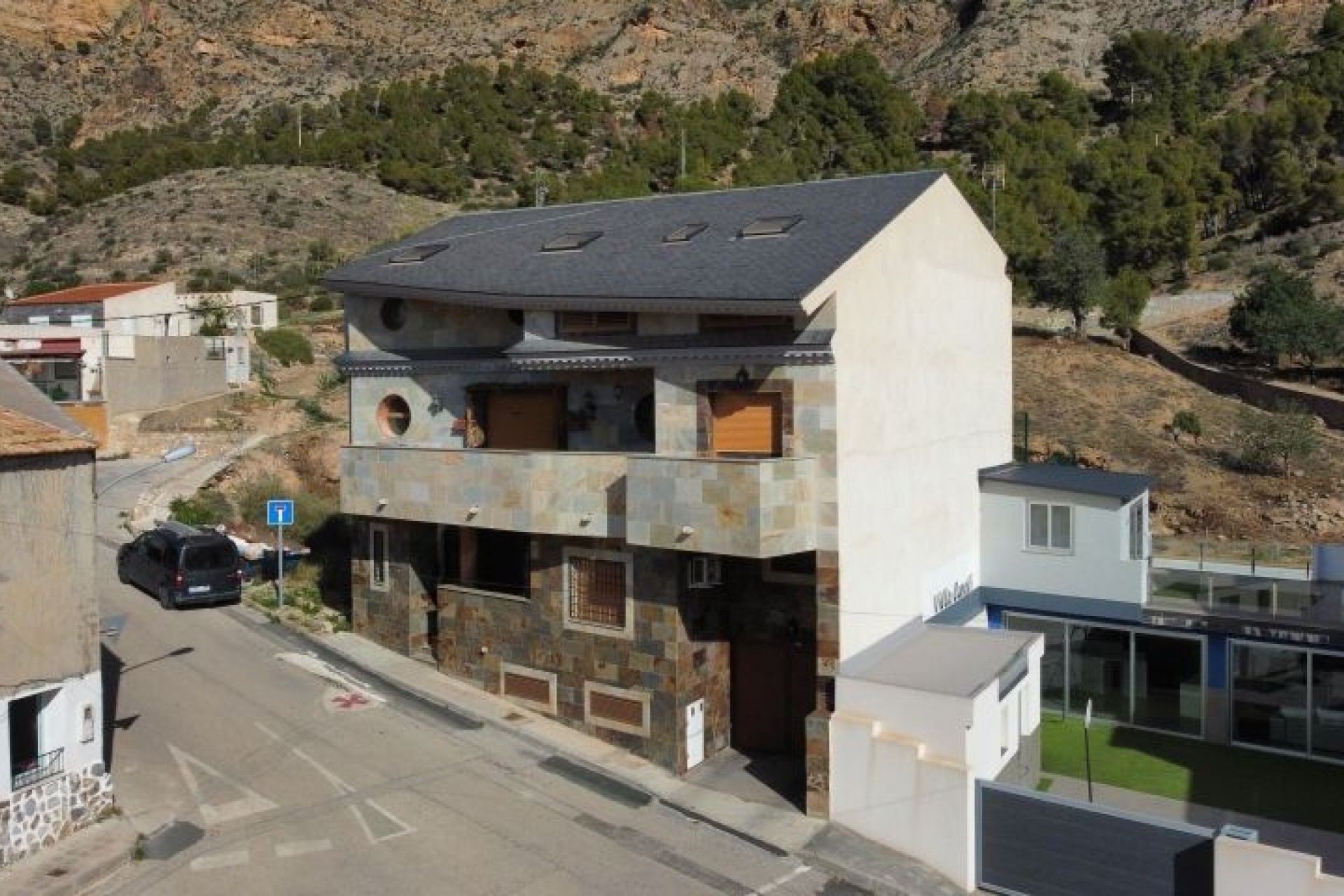 Återförsäljning - Villa -
Redován - Inland