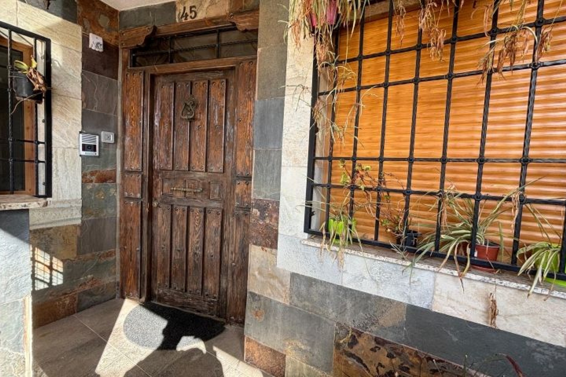 Återförsäljning - Villa -
Redován - Inland