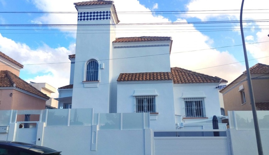 Återförsäljning - Villa -
San Miguel de Salinas - Inland